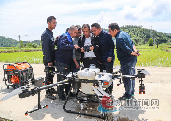 为七瑞农业开发有限公司员工及农户开展植保无人机飞防作业技术培训