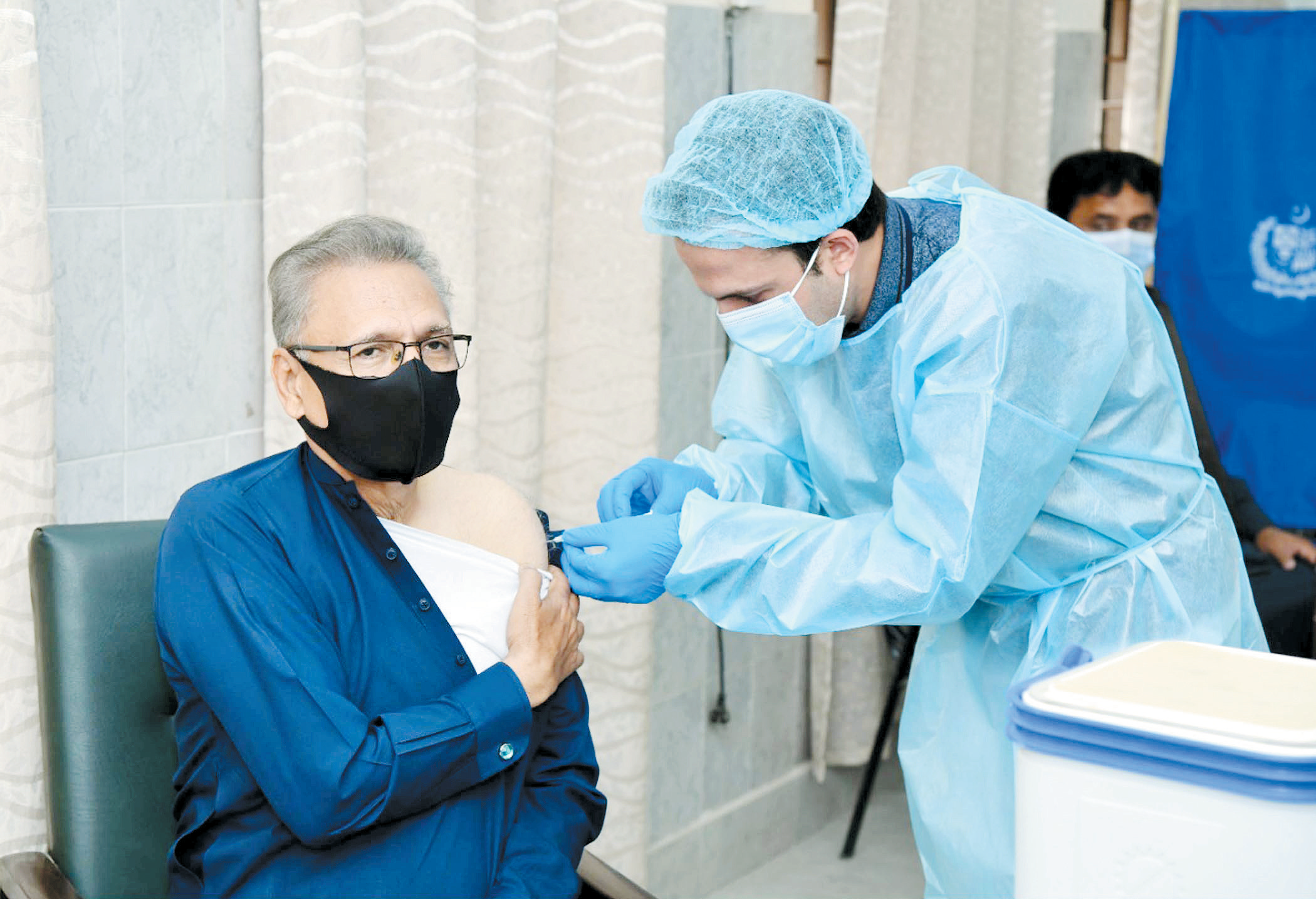 巴基斯坦总统接种中国国药新冠疫苗