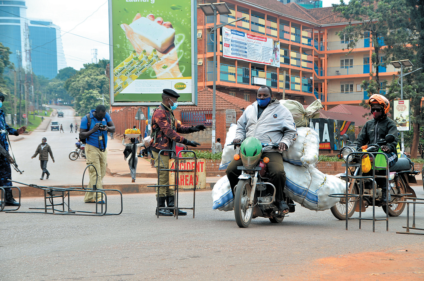 6月19日,安全人员在乌干达坎帕拉街头一处检查点工作.