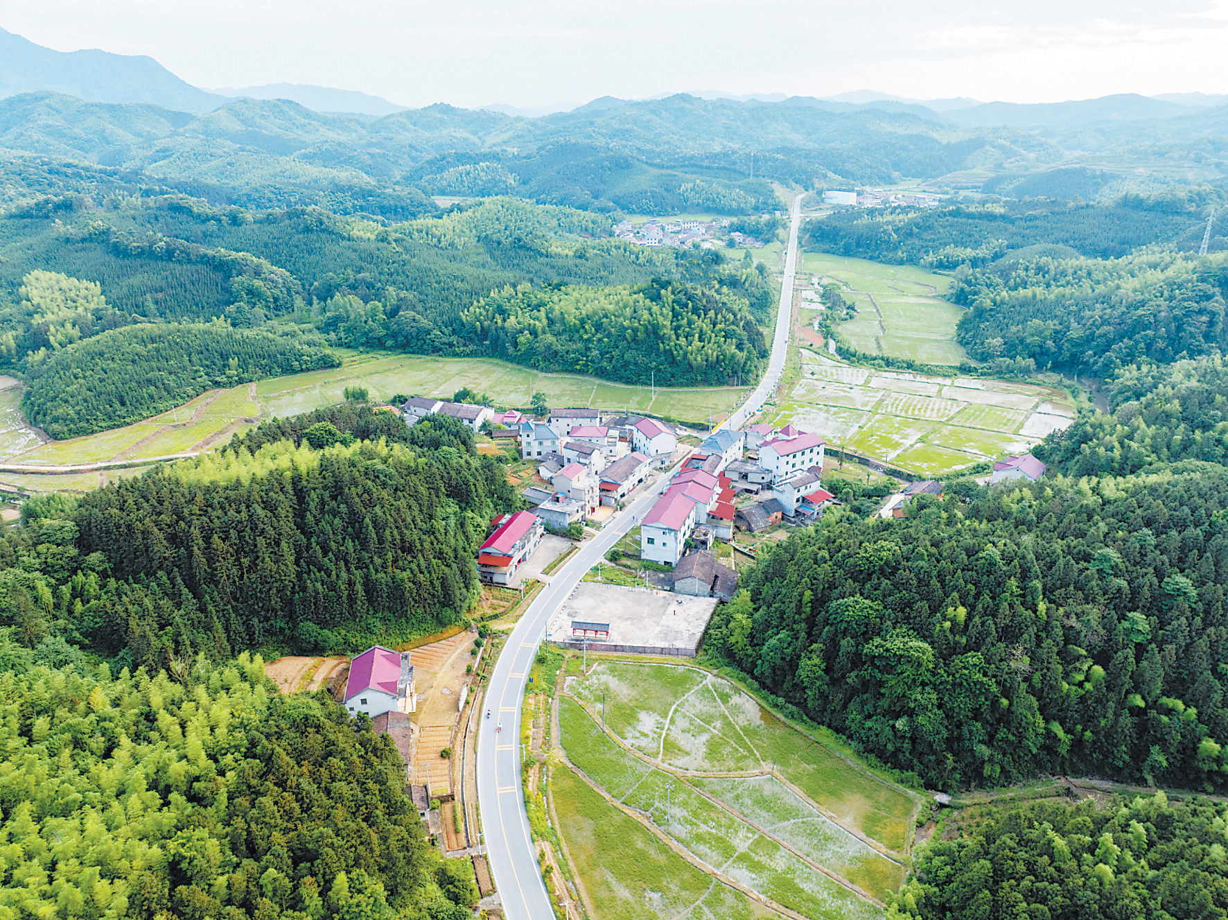 5月29日,金溪县黄通乡高桥村境内公路畅通,风景优美