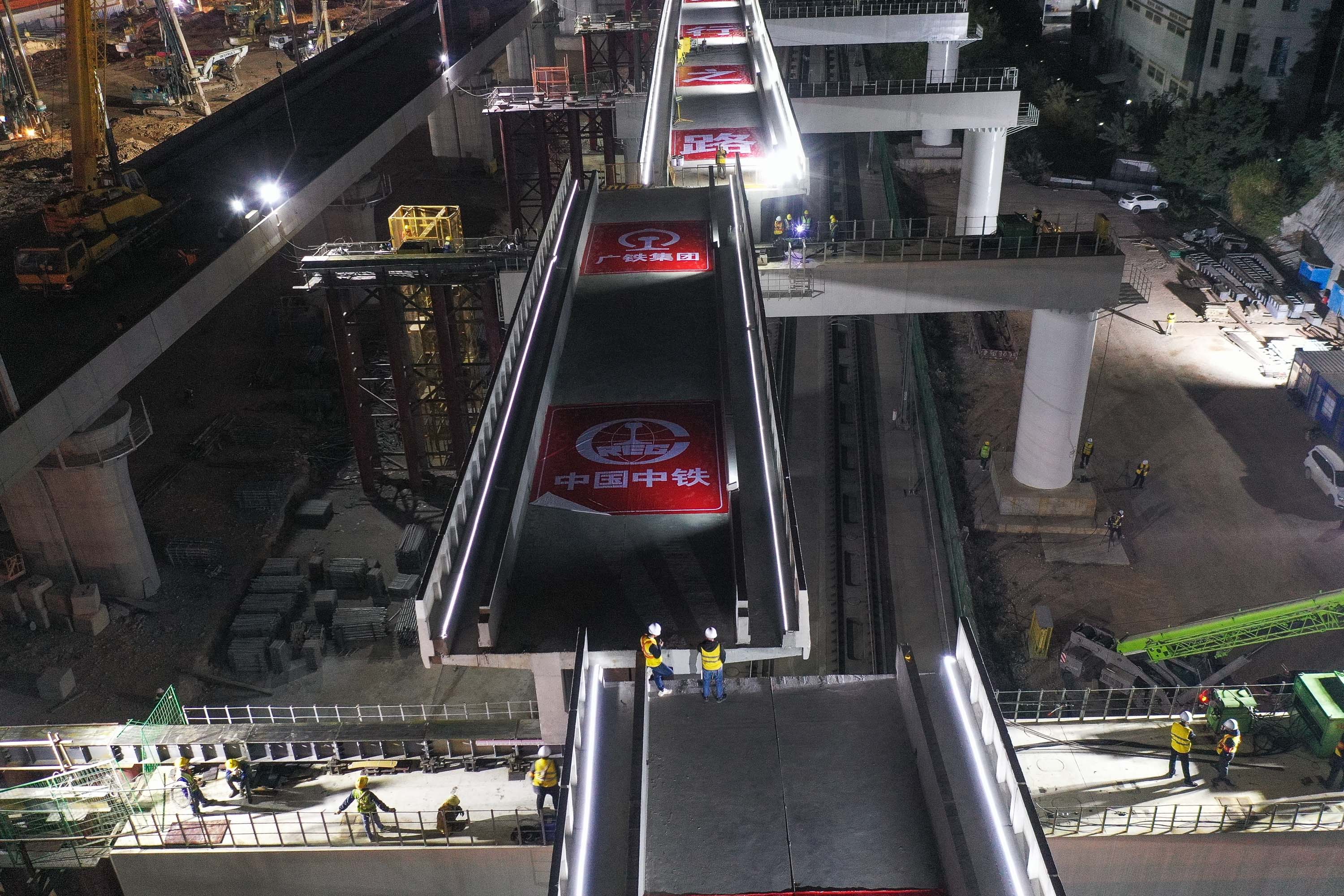 这是赣深铁路上跨广深港高铁箱梁横移施工的最后一片箱梁横移(无人机