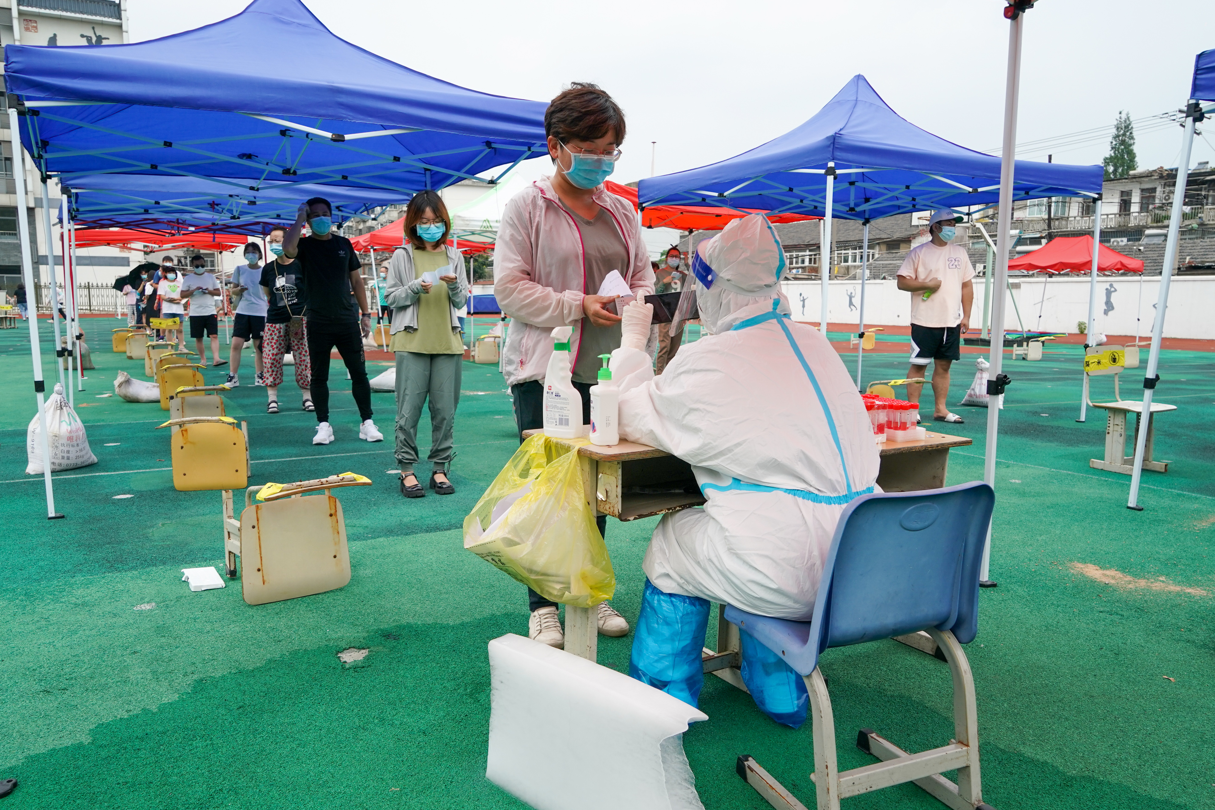 扬州市民有序进行核酸检测取样
