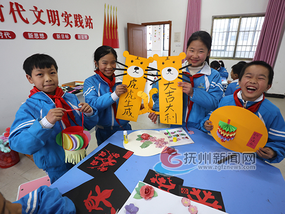 近日,东乡区杨桥殿小学手工社团的孩子们在制作剪纸,福字等装饰品